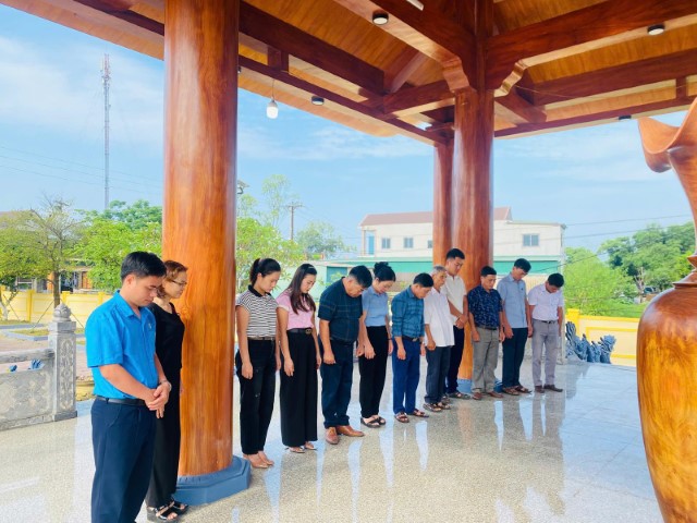 Đảng ủy, chính quyền xã Cẩm Thạch tổ chức trao quà của Chủ tịch nước nhân kỷ niệm 50 năm Ngày Giải phóng miền Nam,...